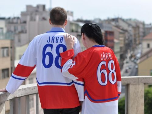 Maglie Retro e Collaborazioni 2025: Stile e Identità Urbana